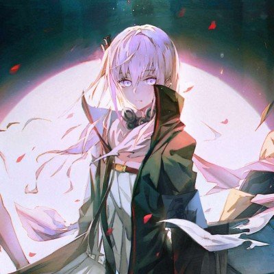印度男子头插砍刀淡定玩手机